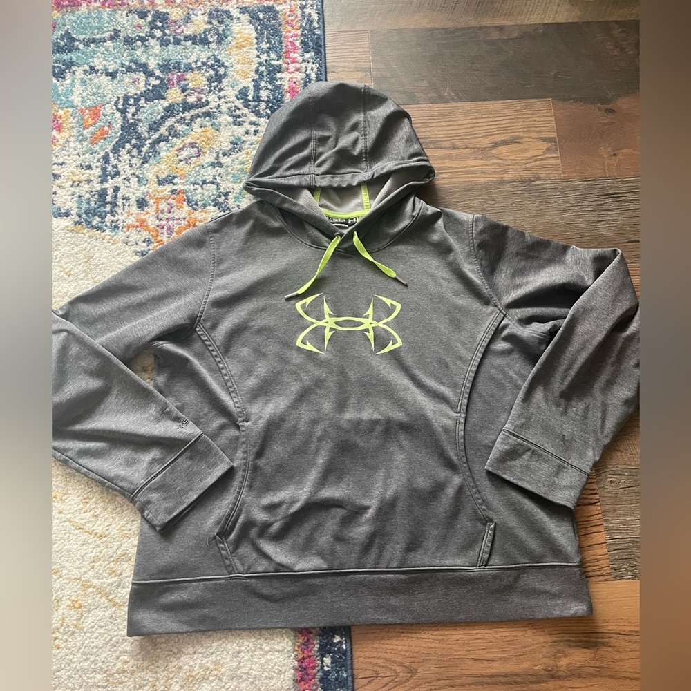 Women’s 2XL Under Armour hoodie.